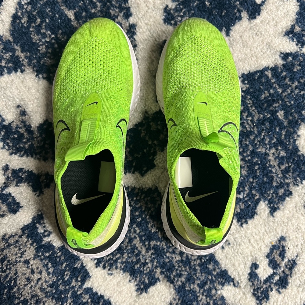 GENTLY WORN NIKE RUNNING SHOES! - Picture 4 of 9